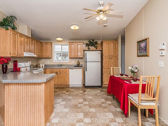 4th image of 823 NE Paiute Ct