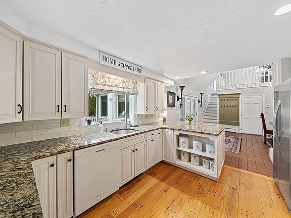 5th image of 32 Ann Vinal Rd