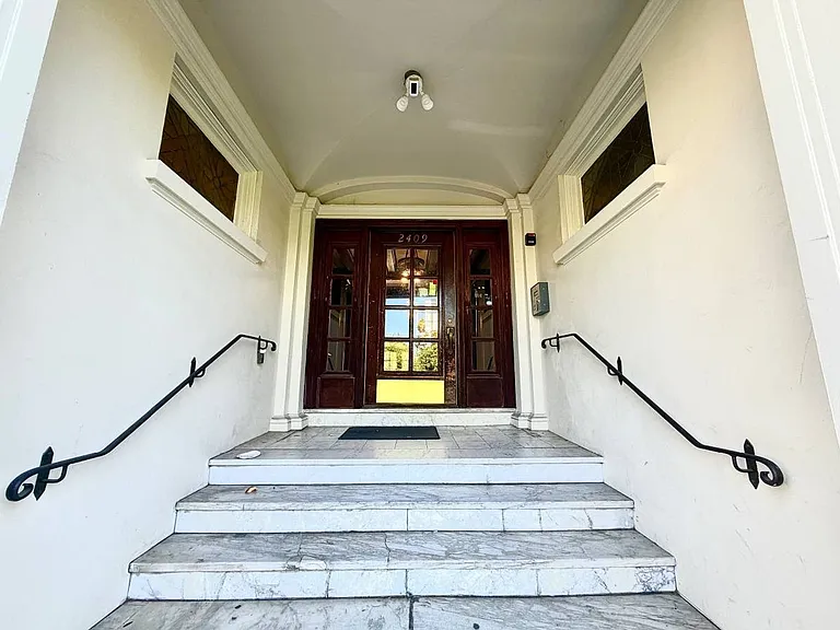 2409 College Ave — Photo 37