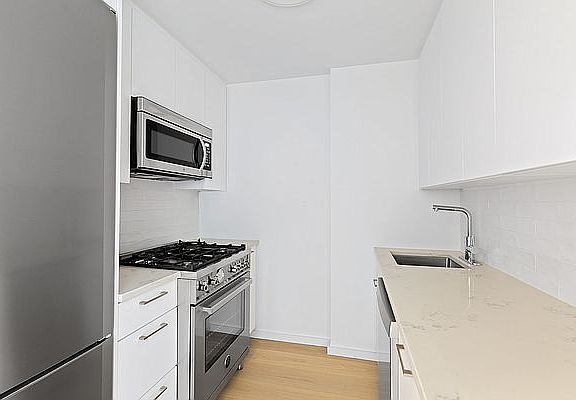 4th image of 106 Central Park S APT 22C