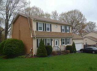100 Pheasant Dr, Cranston, RI 02920