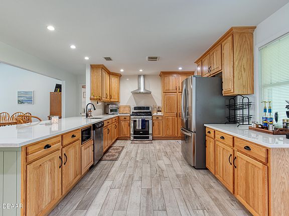 5th image of 599 Andrews St
