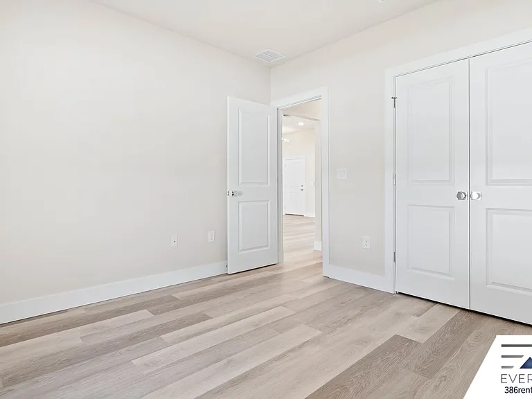 71 Point Of Woods Dr — Photo 27