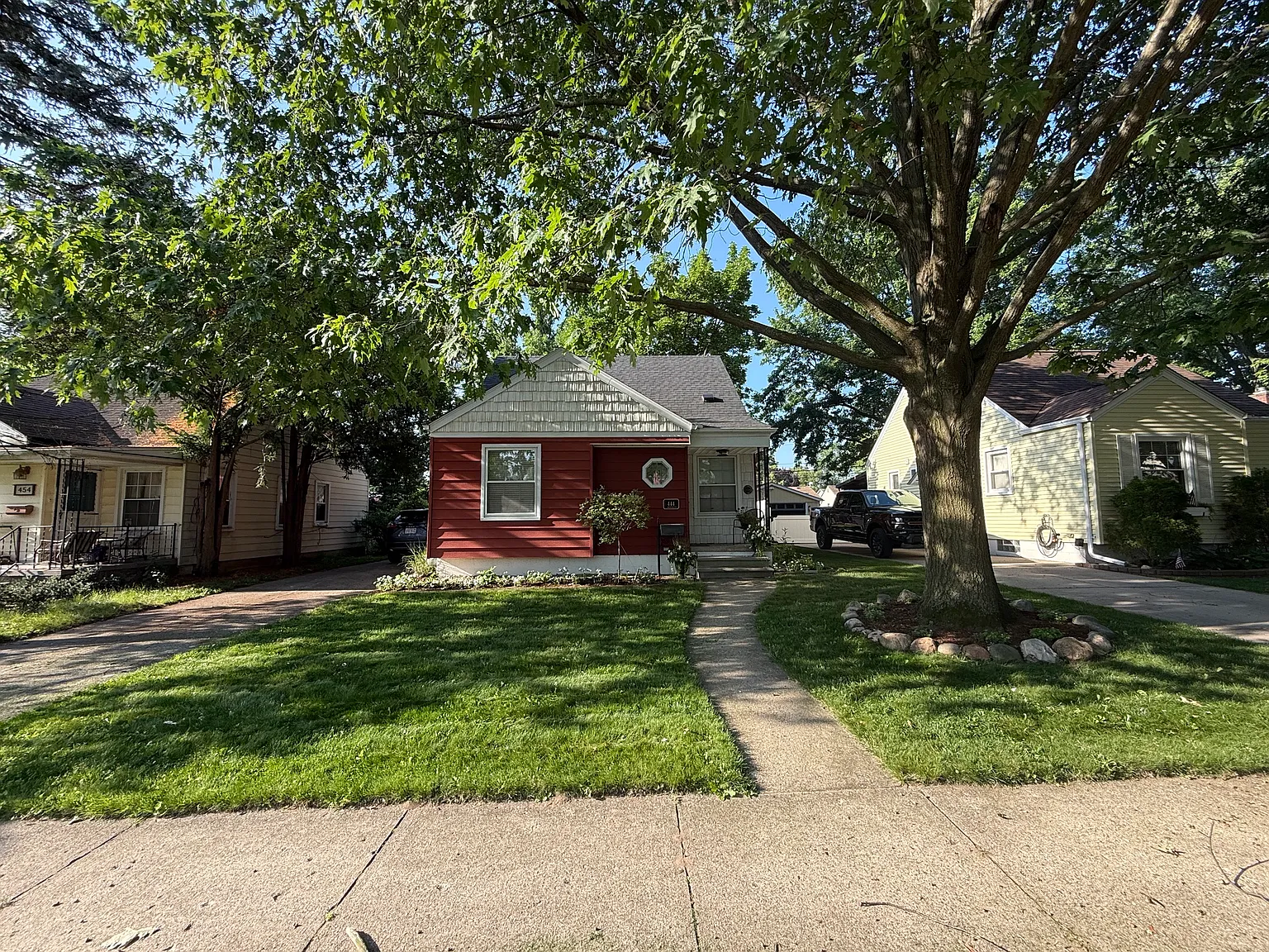 3 bed, 1075 sqft, $2,100 — Photo 2