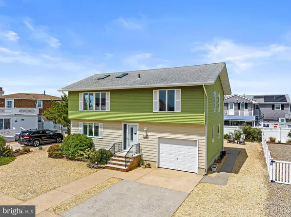 21 W Old Whaling Ln, Brant Beach, NJ 08008