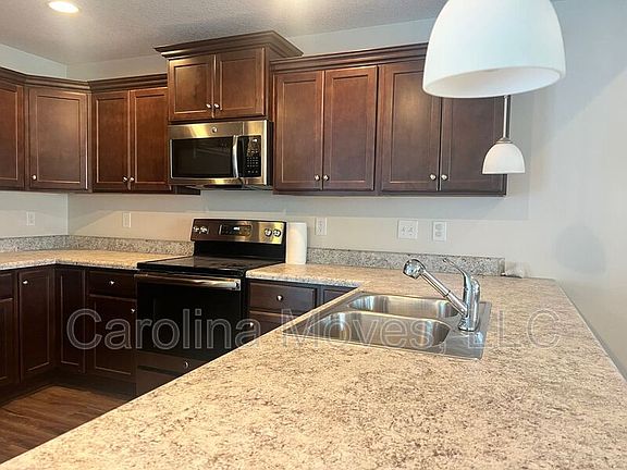 4th image of 462 Peaksview Dr