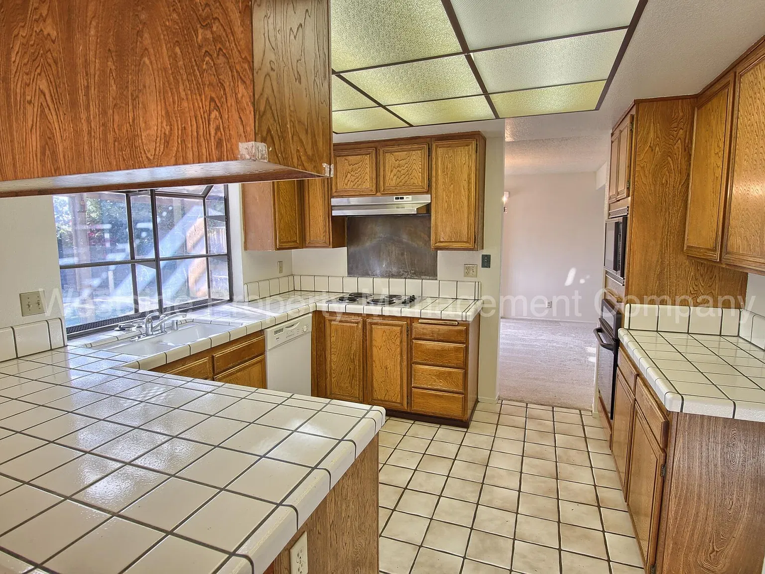 4 bed, 2.5 bath, 2221 sqft, $4,295 — Photo 4