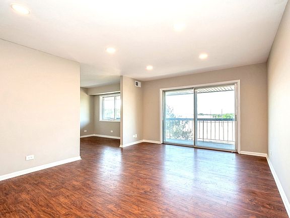 4th image of 4840 Foster St APT 402