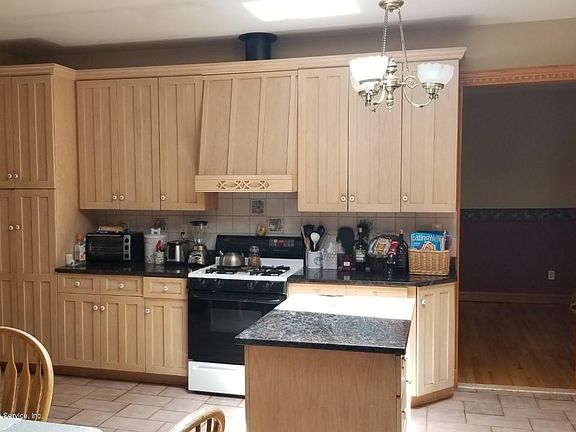 4th image of 1827 Carlton Ave