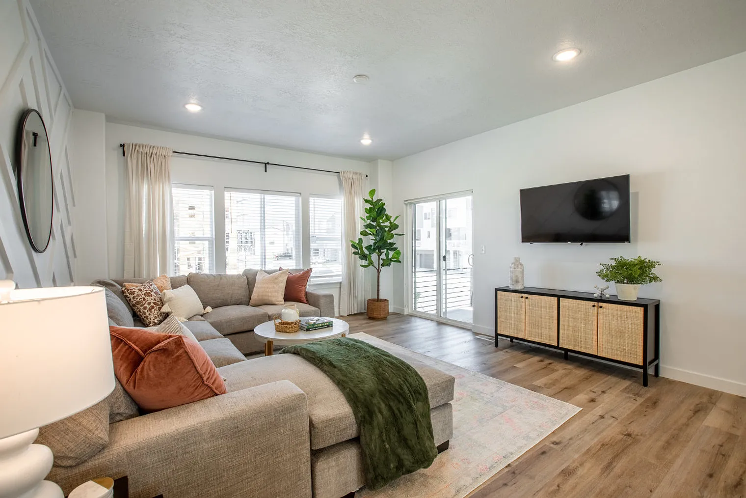 4 bed, 2.0 bath, 2690 sqft, $4,288 — Photo 2