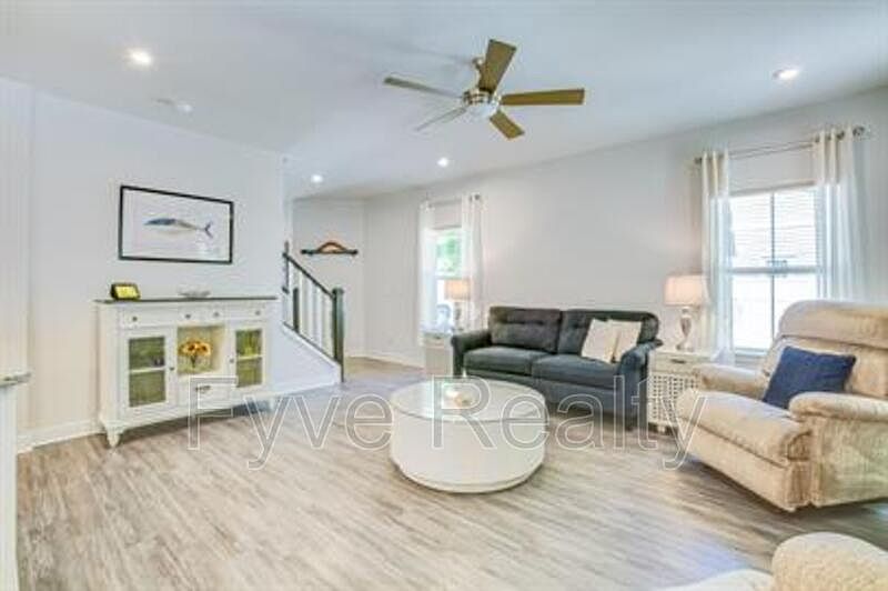 1st image of 411 Grand Palm Ln