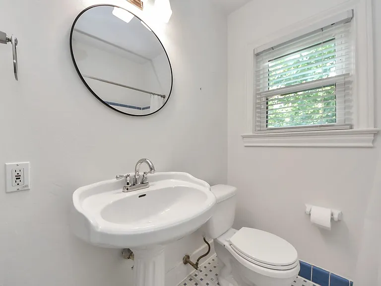 843 W 41st St — Photo 32