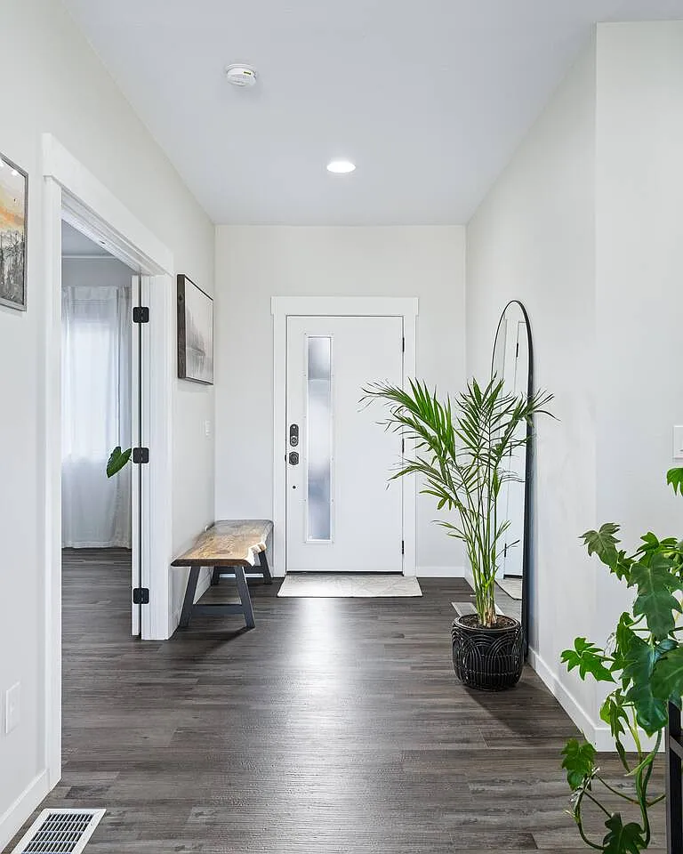 4 bed, 2300 sqft, $4,300 — Photo 2