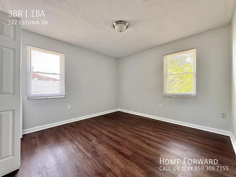 122 Estonia Dr — Photo 3