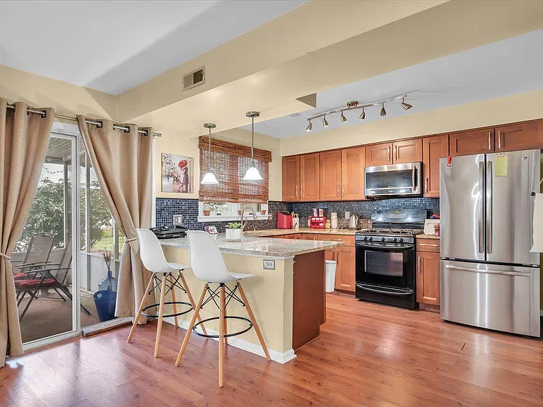 211 Harbourtown Blvd — Photo 10
