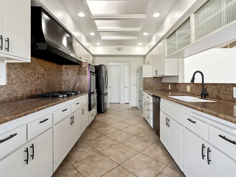 Pershing Dr — Photo 19