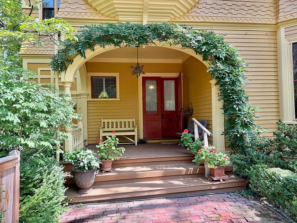 Exterior front of house.