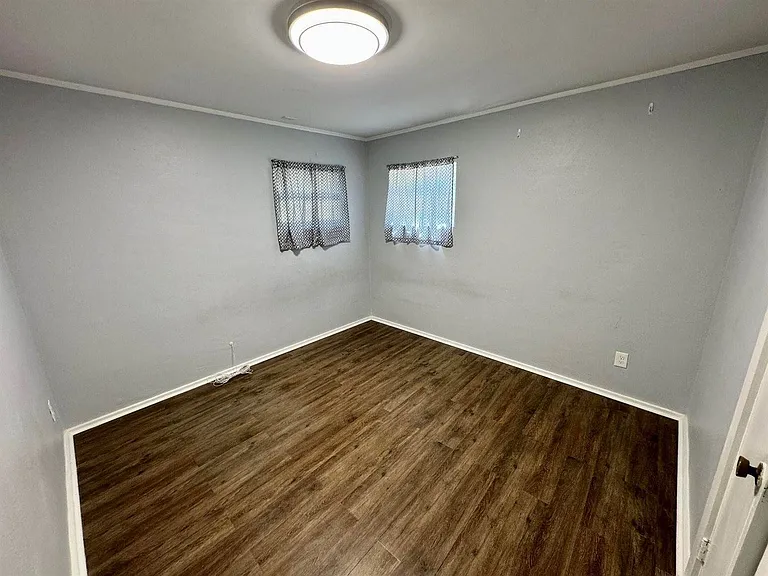 323 Washington Ave — Photo 5