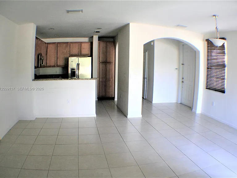 202 Las Brisas Cir — Photo 2