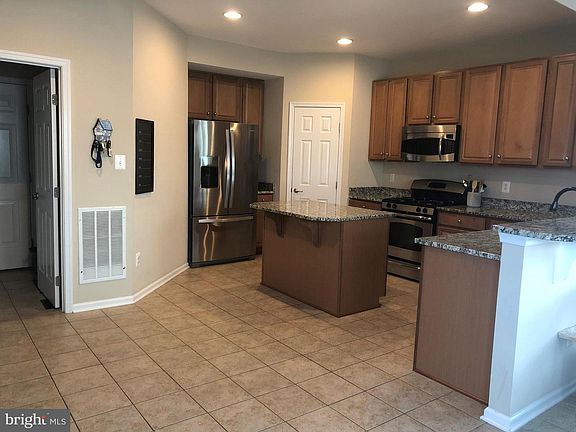 3rd image of 7372 Lake Willow Ct