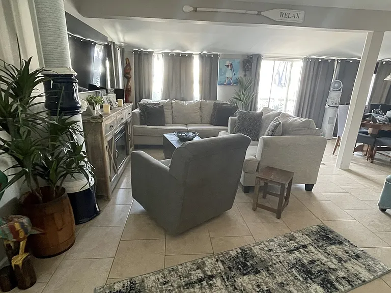 Sylvia Ln — Photo 11