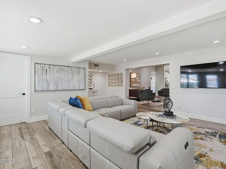 3041 E Elm St — Photo 10