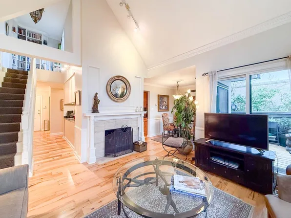 1633 W 11th Ave #301, Vancouver, BC V6J 2B8