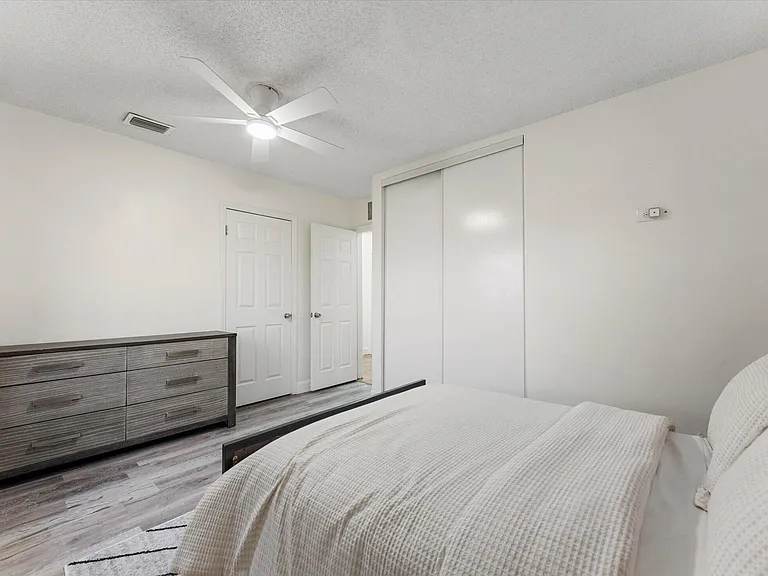 6515 SW 8th Pl — Photo 25