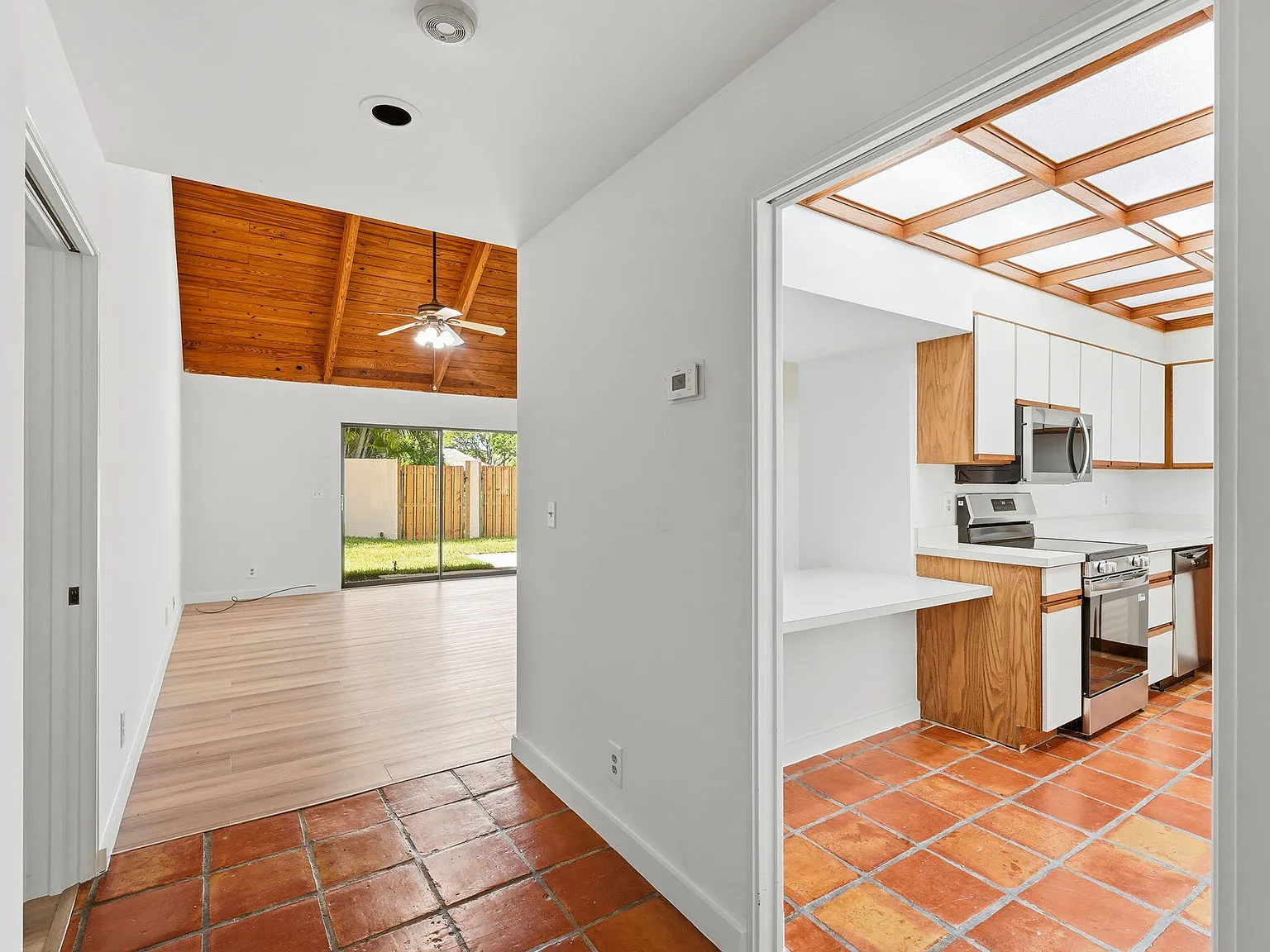 2 bed, 2.0 bath, 1674 sqft, $5,000 — Photo 3