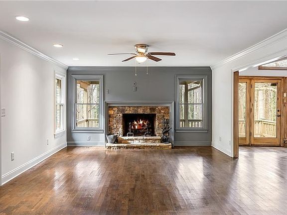 3rd image of 2468 Ridgeway Dr