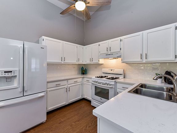5th image of 410 Travelaire Ave