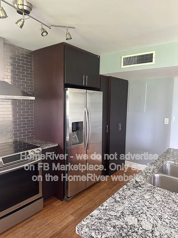 3 bed, 2.5 bath, 2072 sqft, $3,900 — Photo 2
