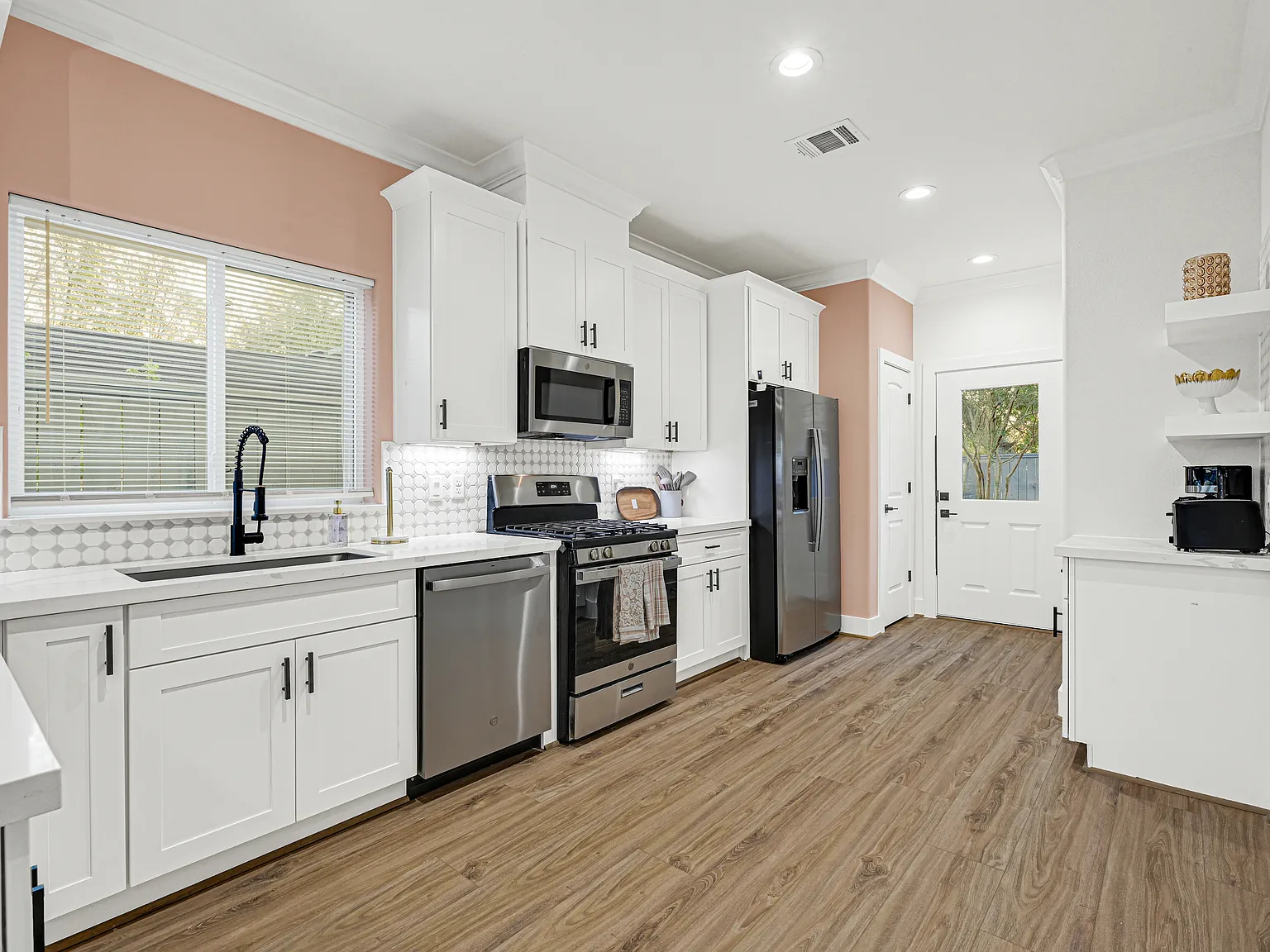 4 bed, 1500 sqft, $3,200 — Photo 4