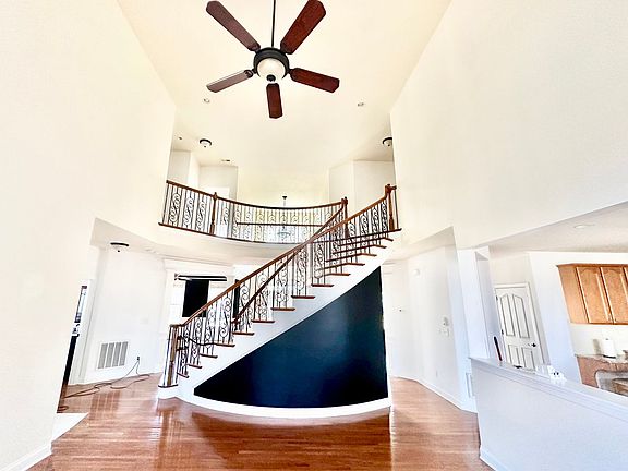 4th image of 715 Fairway Point Dr