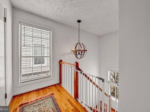 4th image of 10147 Oakton Terrace Rd