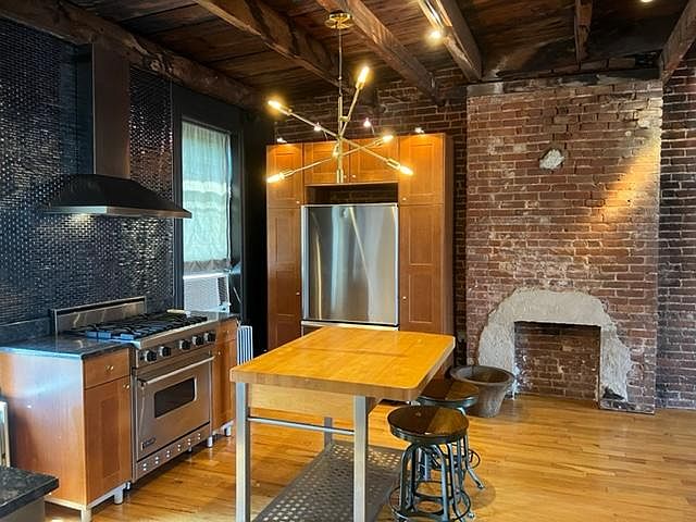 1st image of 858 Bay St #3