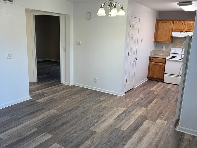 785 Hilltop Dr — Photo 2