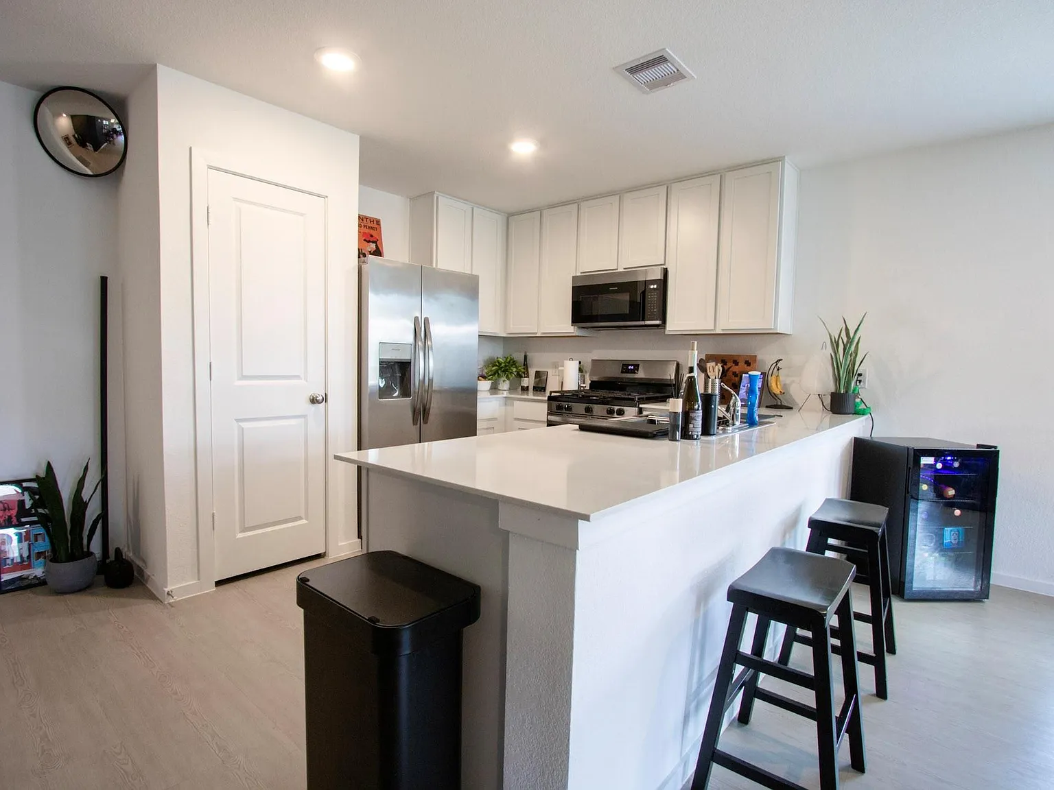 3 bed, 2.0 bath, 1522 sqft, $2,100 — Photo 3