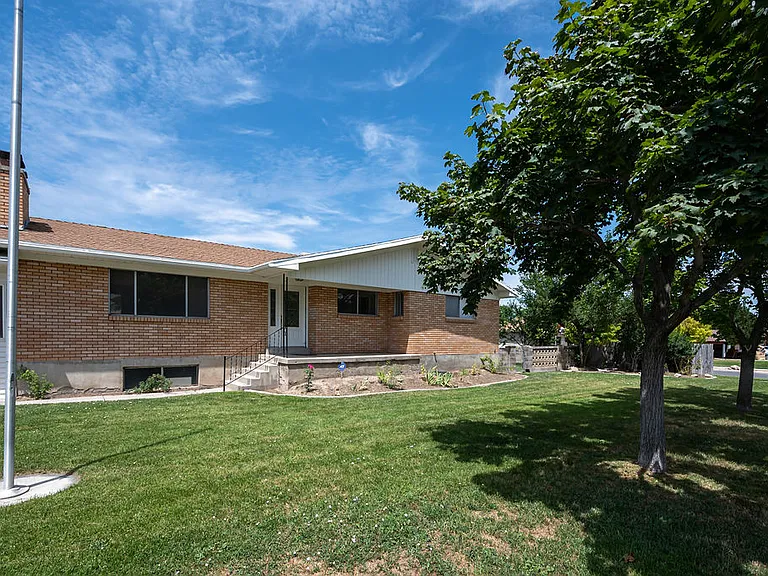 11044 S Temple Dr — Photo 2