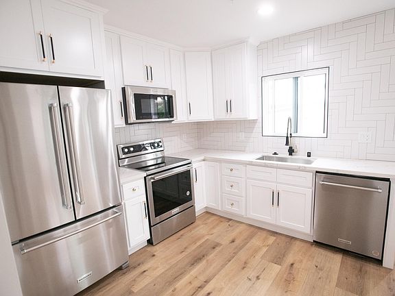 Kitchen with all new and high end appliances.