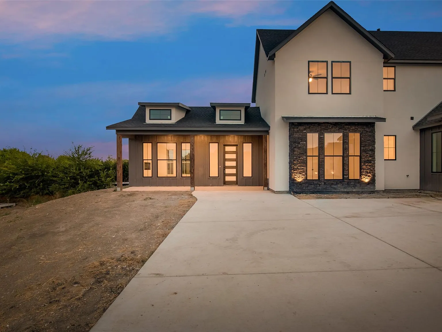 5 bed, 3299 sqft, $6,200 — Photo 3