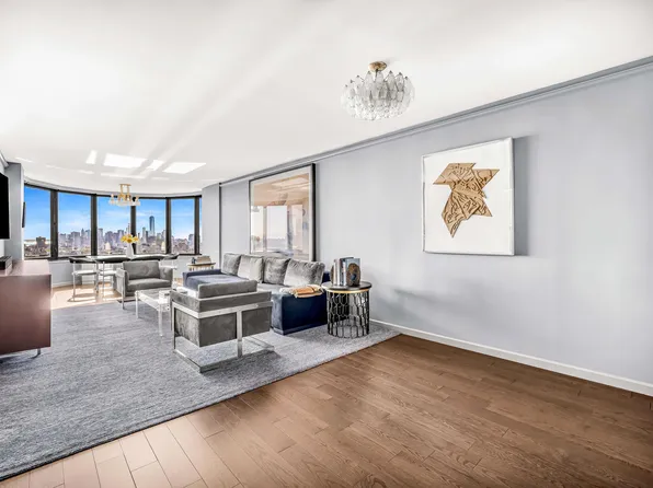 330 East 38th Street image 2 of 17