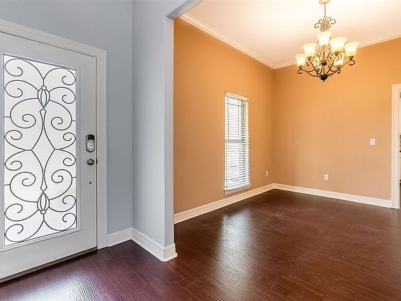 3rd image of 100 New Braunfels Ln