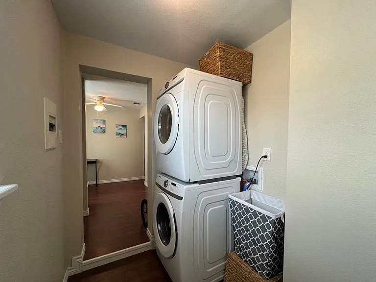 230 N Houston St — Photo 6