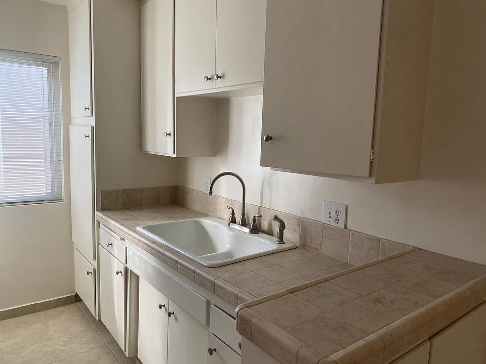 #208 - Kitchen/Sink