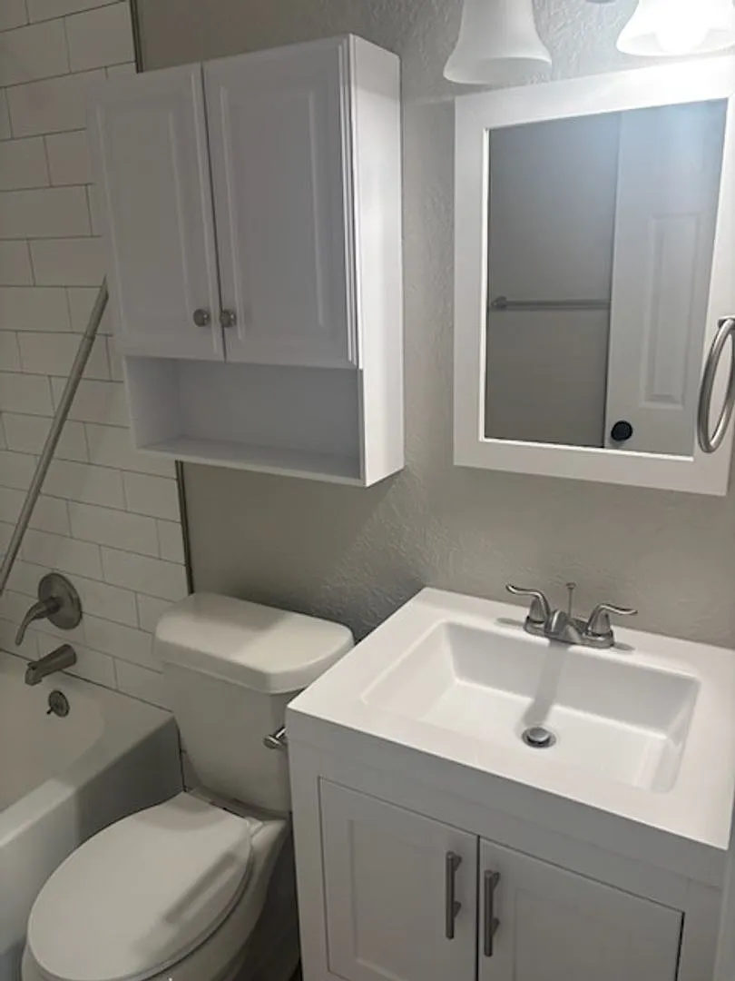 Charming 2-Bedroom, 1-Bath Duplex Near Cameron University — Photo 4