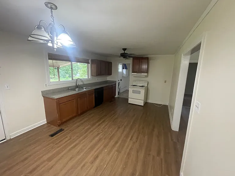 1008 Crest Dr — Photo 7