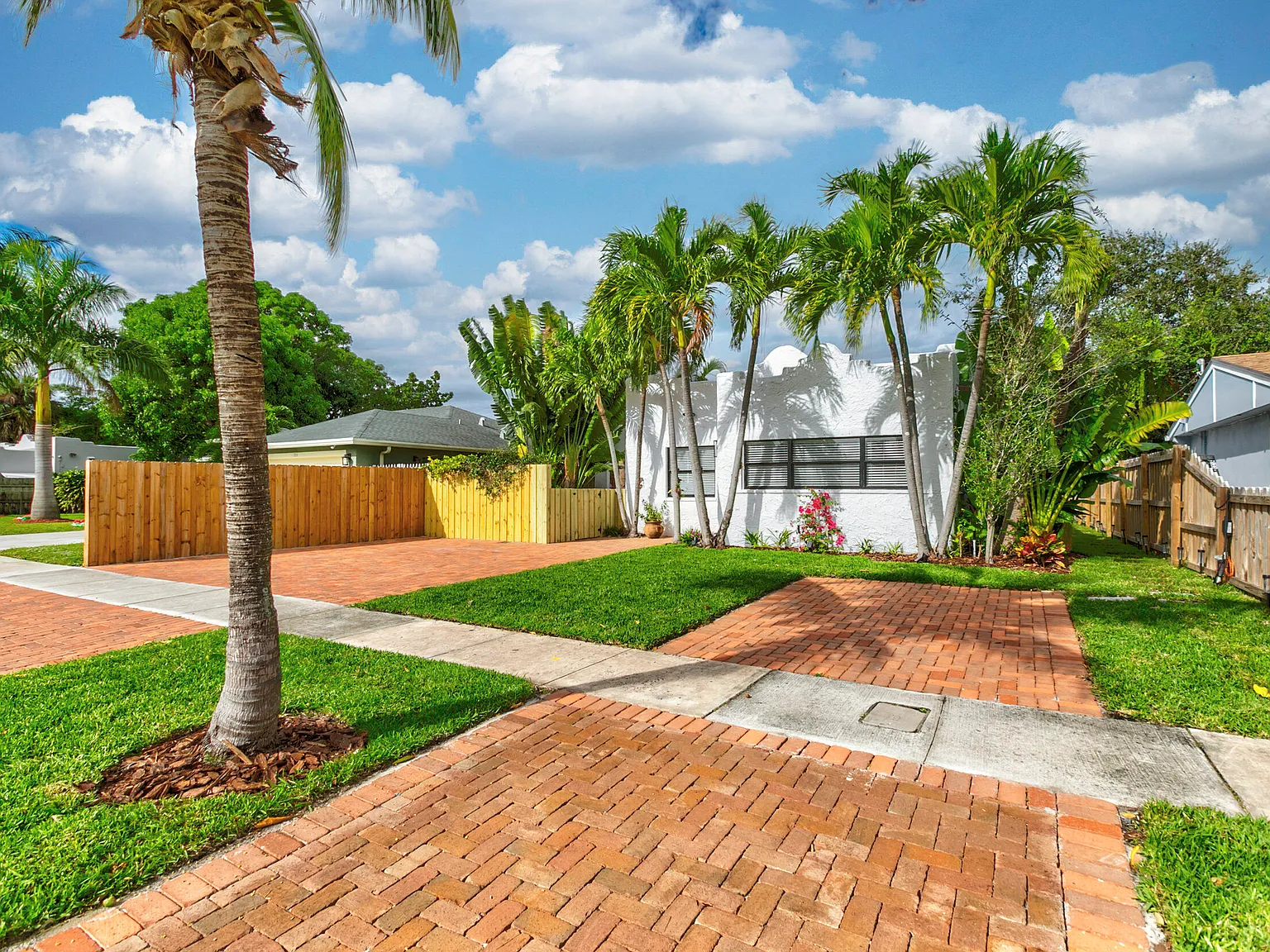 2 bed, 2.0 bath, 752 sqft, $2,595 — Photo 2