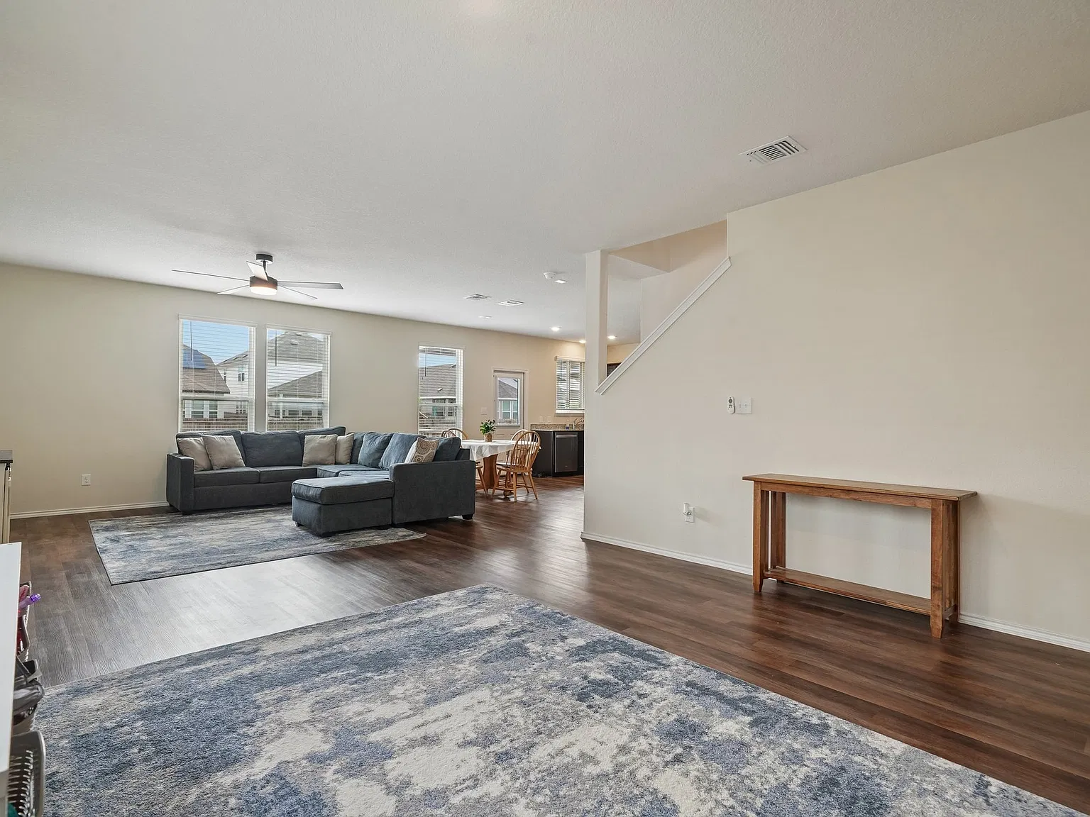 Spacious 4-Bed Home with Island Kitchen, Fenced Yard & Community Pool in Seguin — Photo 4