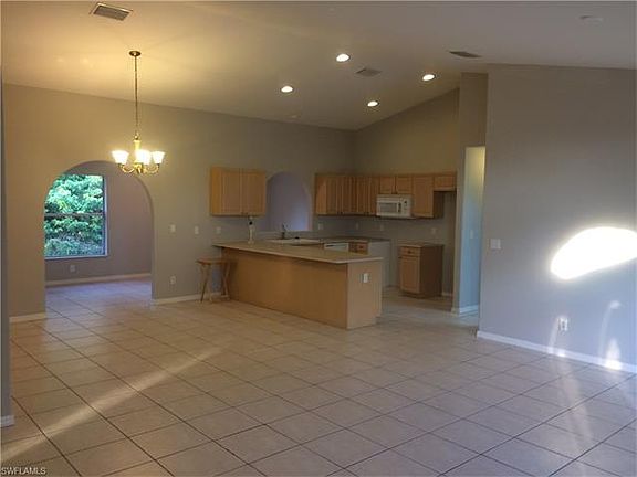 2nd image of 841 Sentinela Blvd